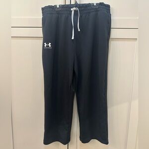 Women’s Under Armour cropped Black Joggers- L